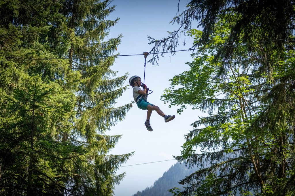 Obiskovalci uživajo na novi zipline progi v Organic Adventure Parku v Švici.