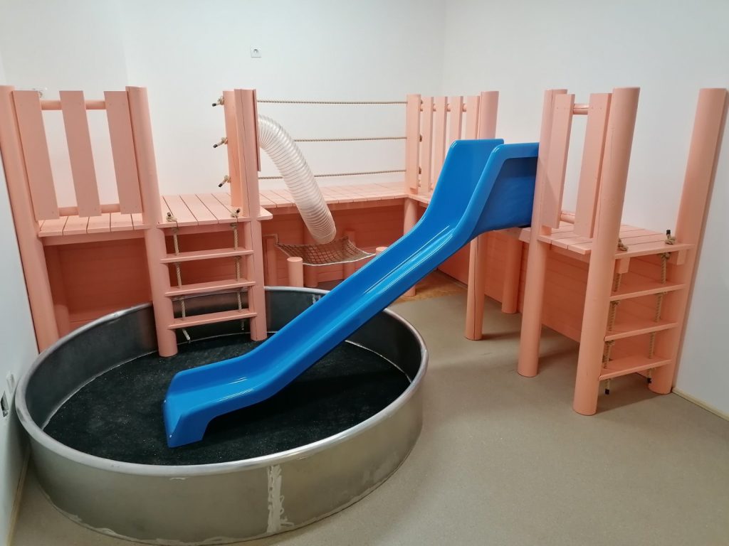 alt="Proces gradnje otroških poučnih igral Ocean pred končnim brendiranjem"