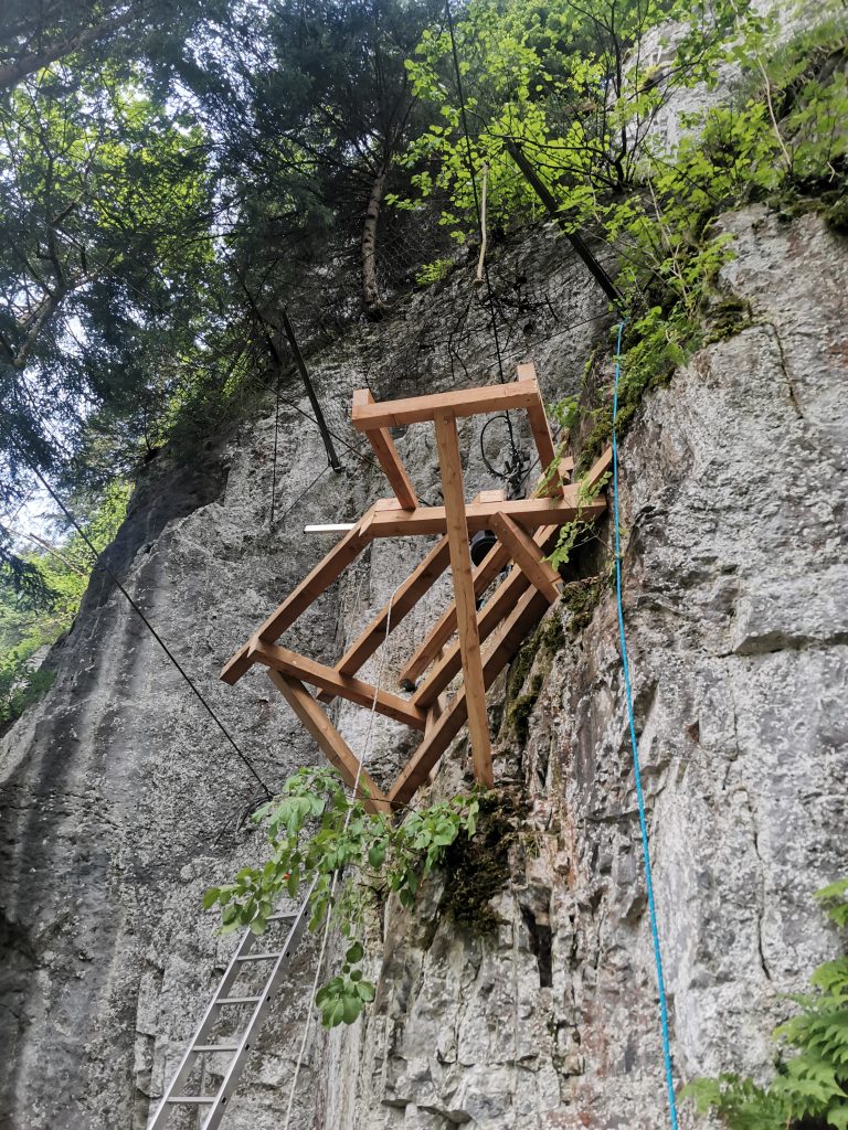Postavitev začetne platforme v skali za dolgi zipline.