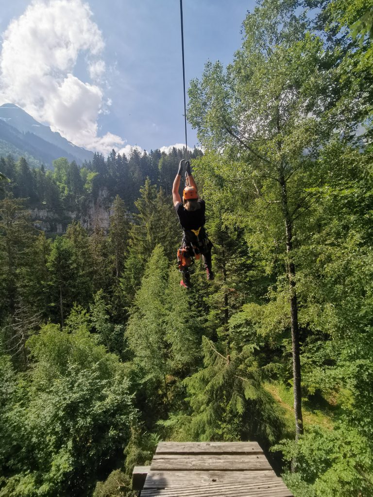Preverjanje naklona zipline proge je bilo izvedeno za zagotovitev optimalne hitrosti in  varnosti.