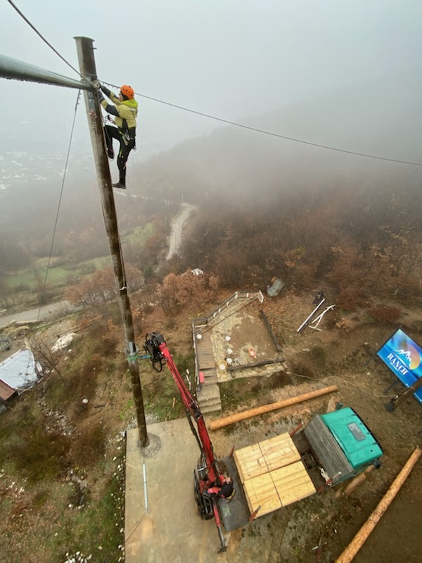 Dela na zamenjavi lesenega stebra orjaške gugalnice za izboljšano varnost in stabilnost konstrukcije.