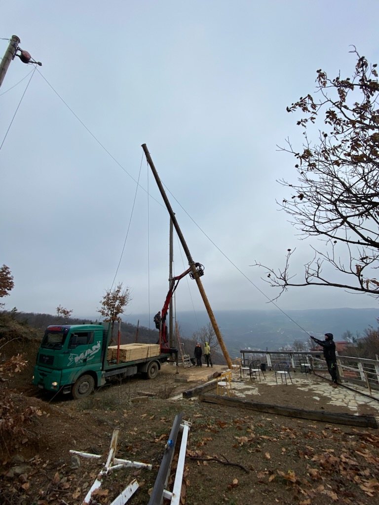 Menjava glavnega nosilnega stebra orjaške gugalnice v pustolovskem parku Peć, Kosovo.