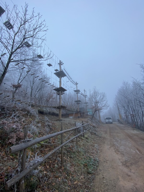Obnovljen pustolovski park v Peći z novimi vajami in obnovljenimi platformami.