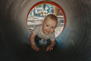 Tunel v obliki medvedovih ust predstavlja vhod v gibalnico za najmlajše in spodbuja prve gibalne izzive, raziskovanje ter samozavest pri gibanju.