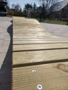 Sestavljanje lesenega pumptracka pred montažo v Pustolovskem parku NOD Završnica.