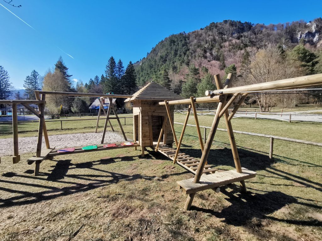 Naravna otroška igrala v Završnici