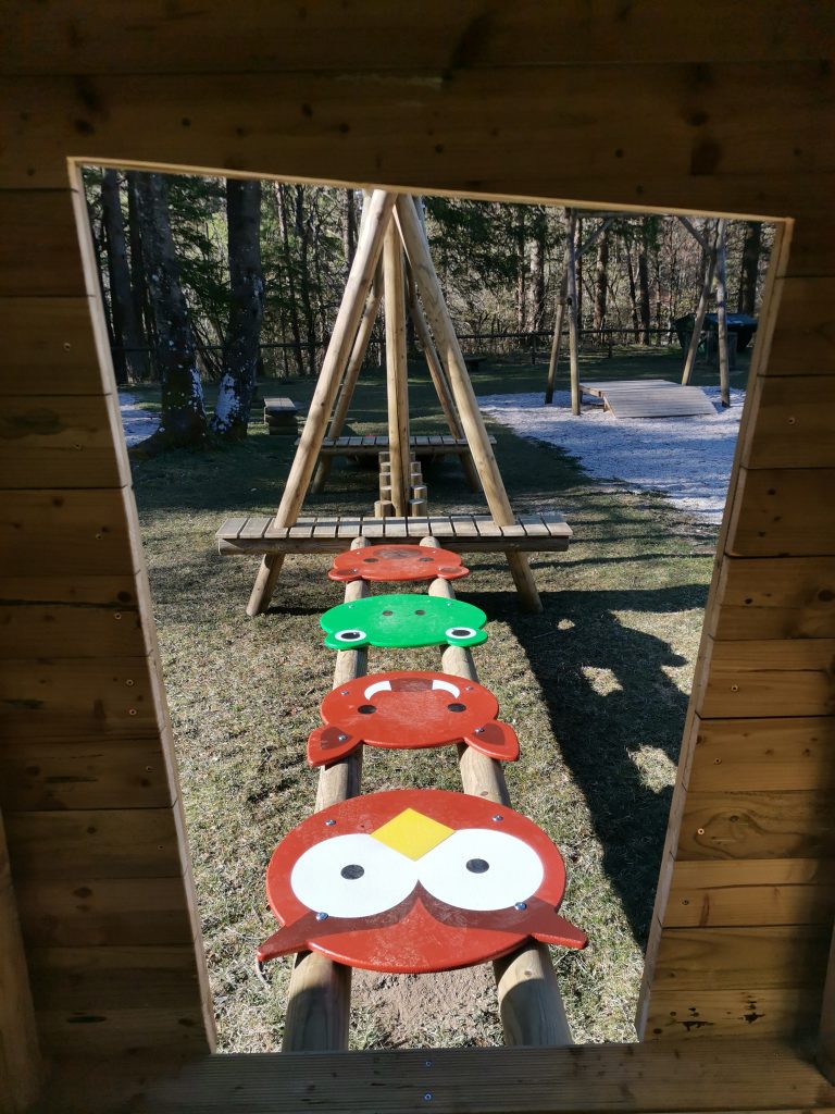 X Cross element na otroških igralih